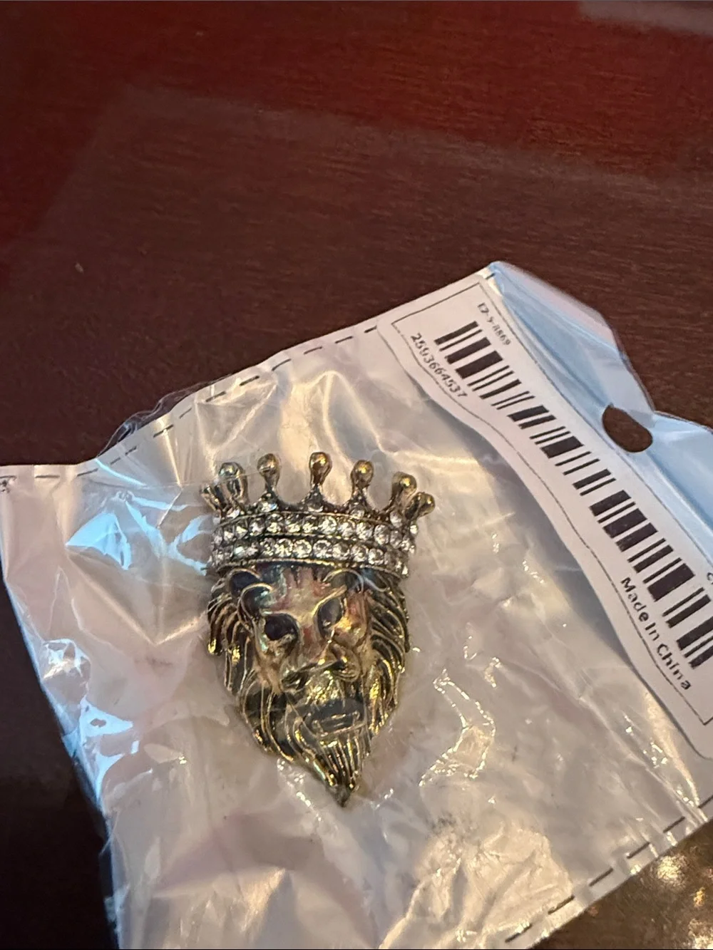 Mans Gold-Tone Lion Head Brooch with Rhinestone Crown